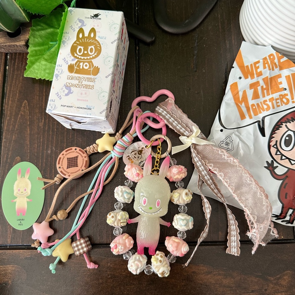 THE MONSTERS 10th Anniversary
Series Figures keychain PATO